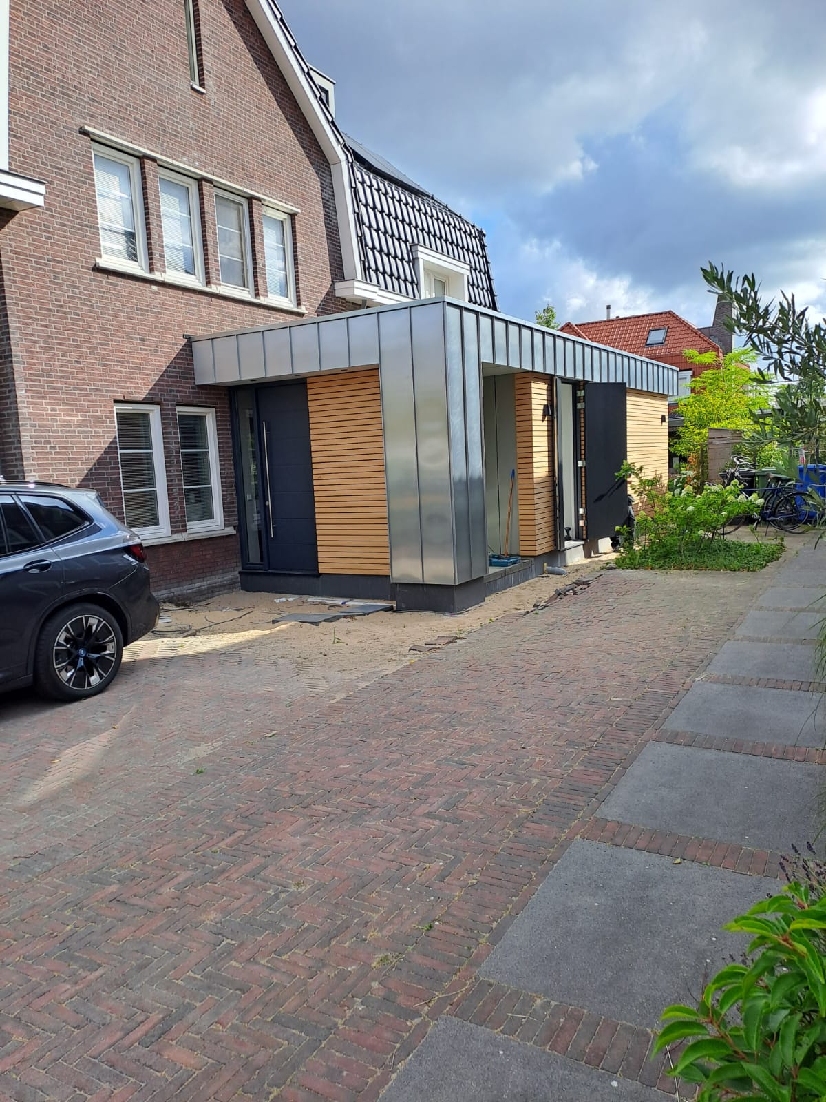 Aanbouw met zinken dakrand en houten gevelbekleding
