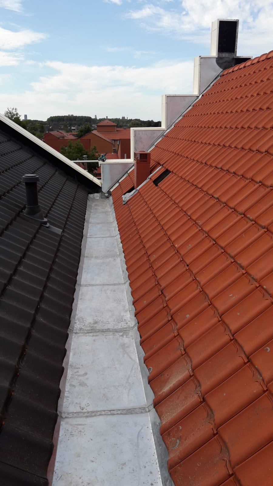 Loodwerk in een kilgoot tussen twee dakvlakken