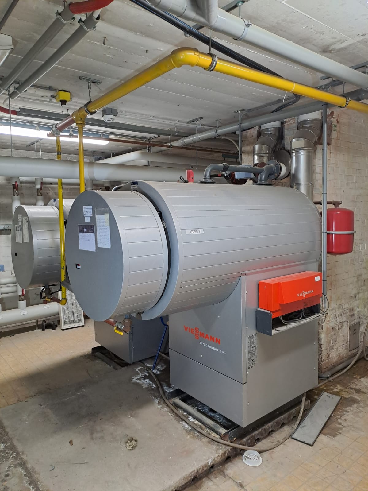 Grote Viessmann Vitocrossal ketel in kelderruimte