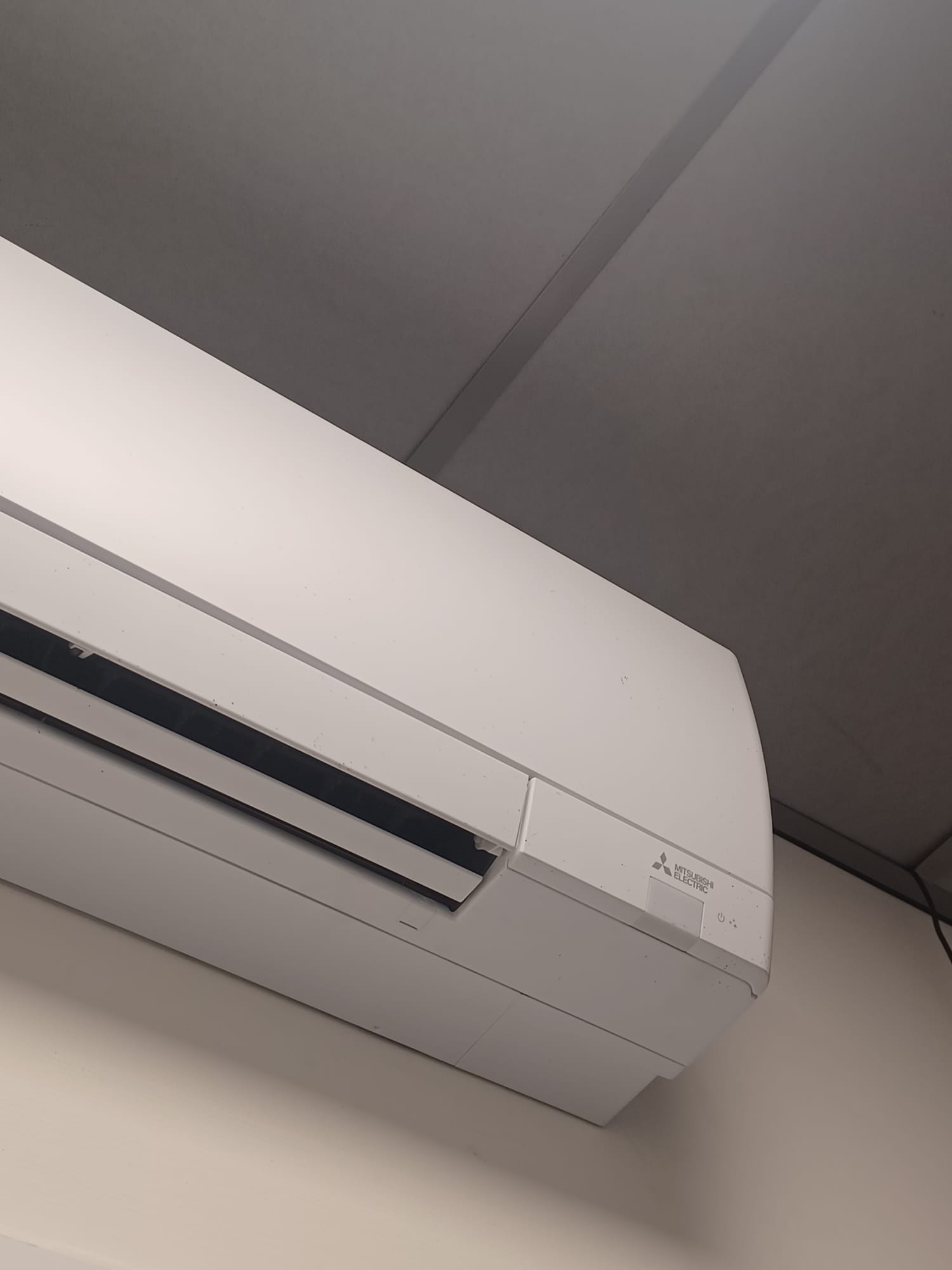 Close-up van de uitblaas van een airco wandunit