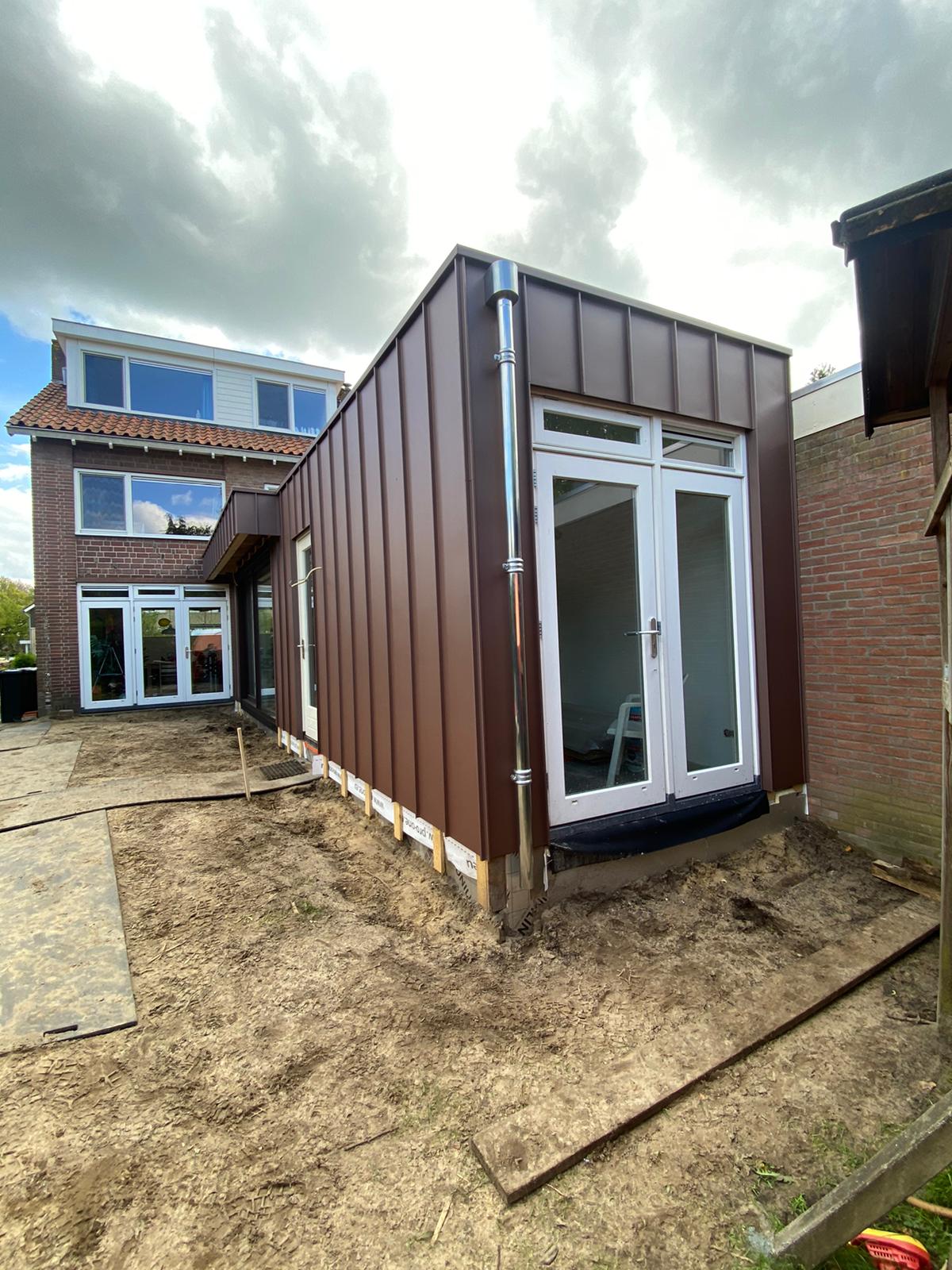 Aanbouw volledig bekleed met koperbruine felsplaten