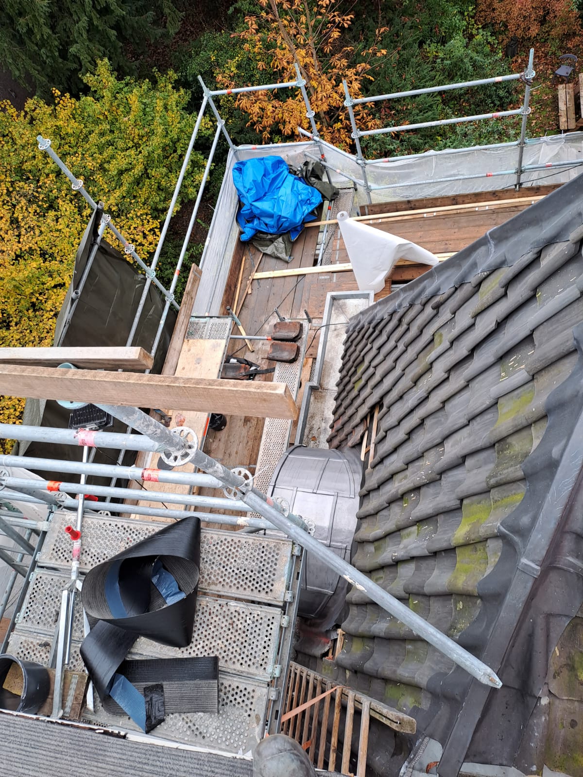 Dakwerk vanaf de steiger met gereedschap en loodrollen