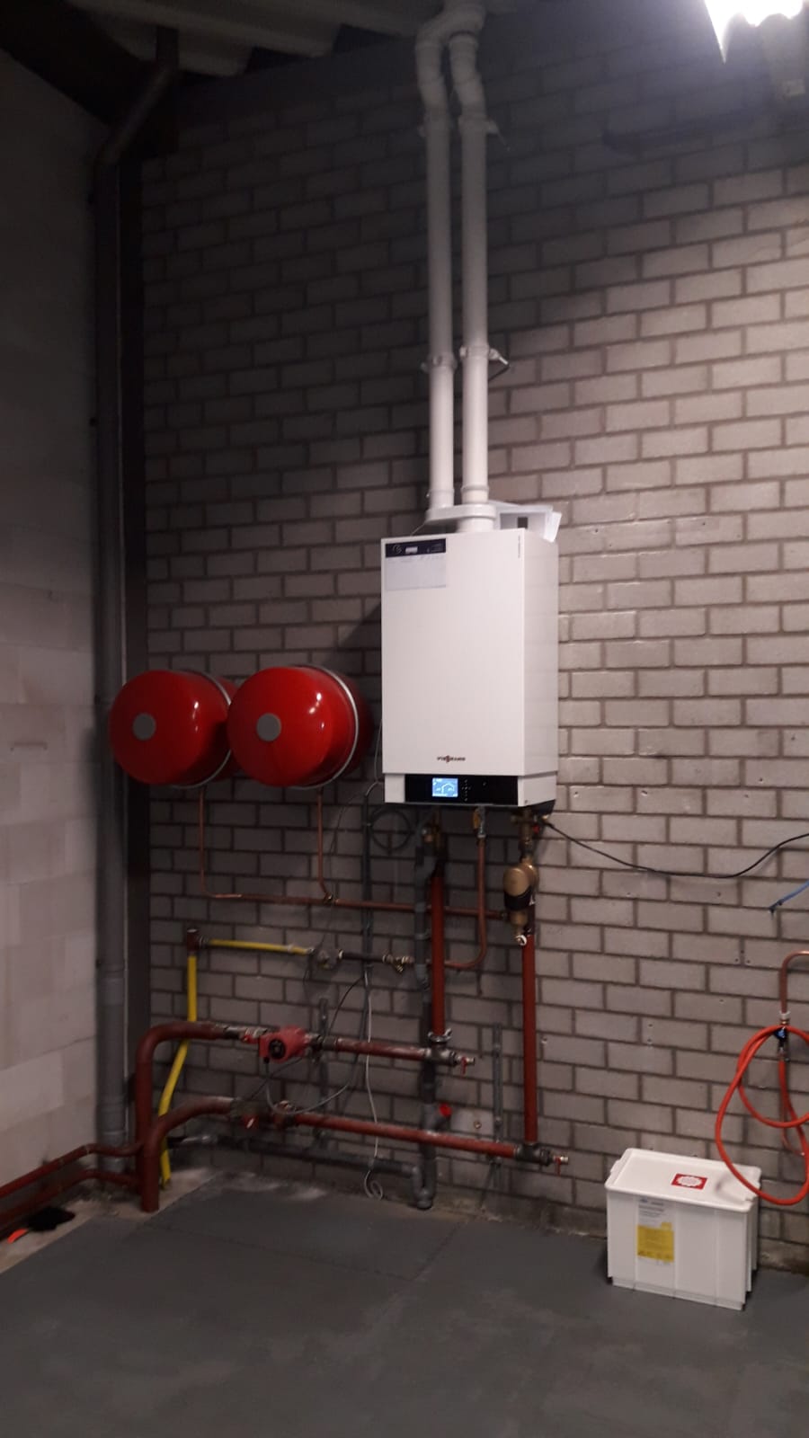 Ketel met twee expansievaten in een bedrijfshal