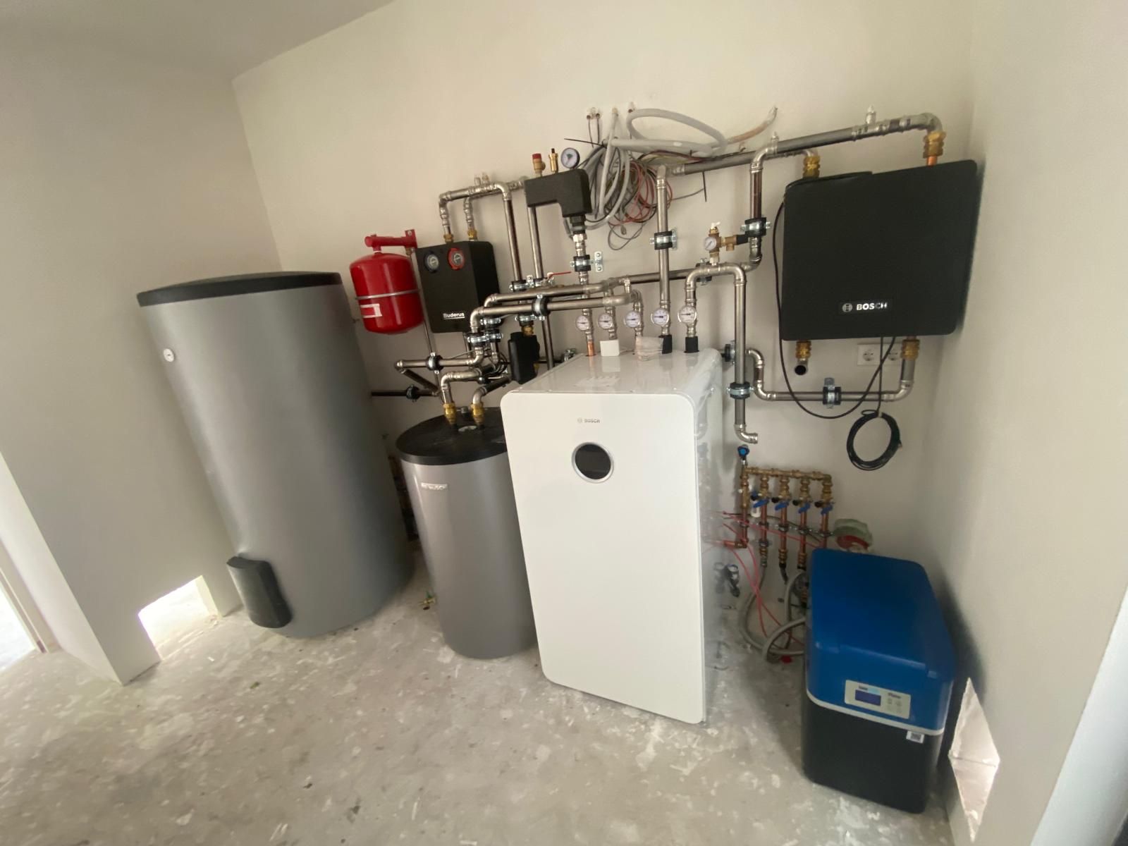 Technische ruimte met warmtepomp, buffervat en boiler