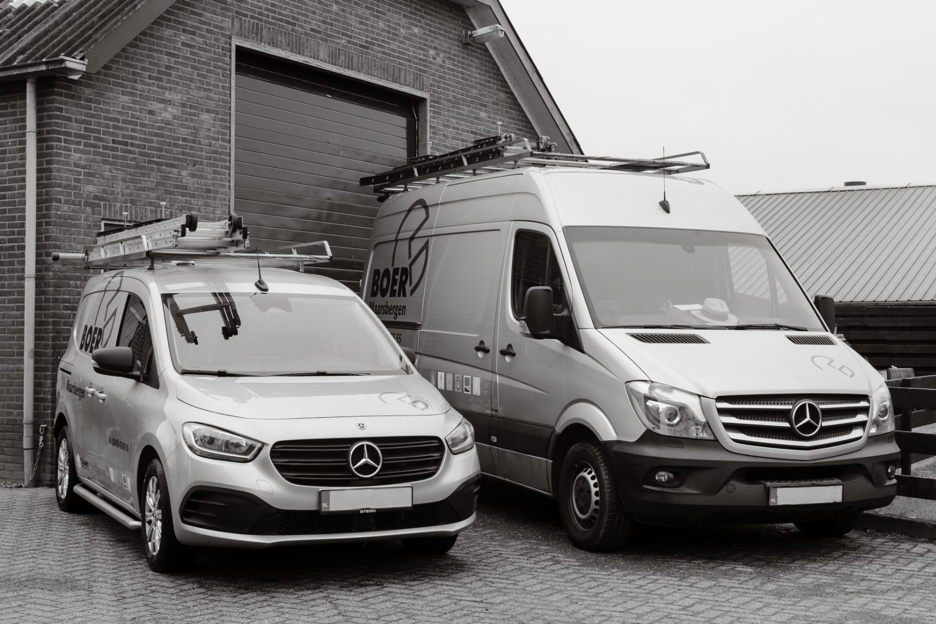 Bedrijfsbussen van Loodgietersbedrijf Boer bij de werkplaats