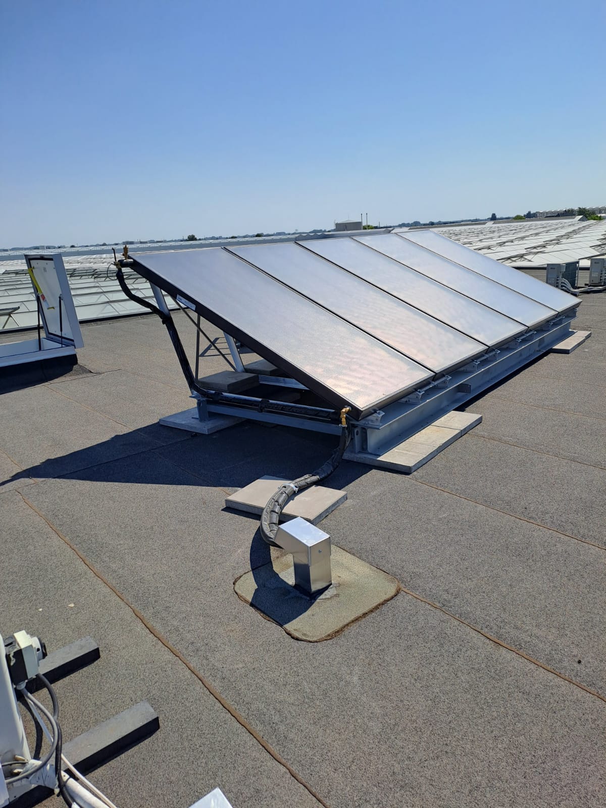 Zonnecollectoren op een plat dak