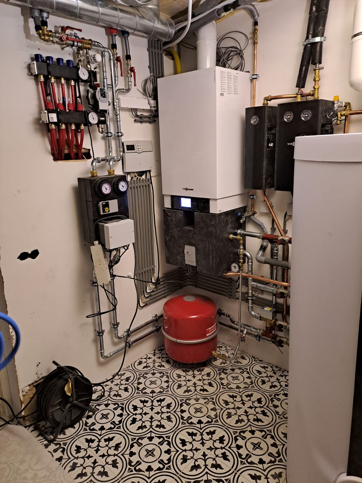 Technische ruimte met ketel, verdelers en expansievat
