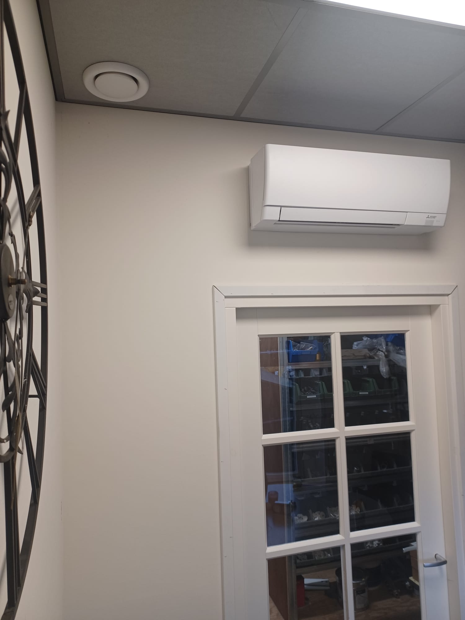 Mitsubishi wandunit airco in een kantoorruimte