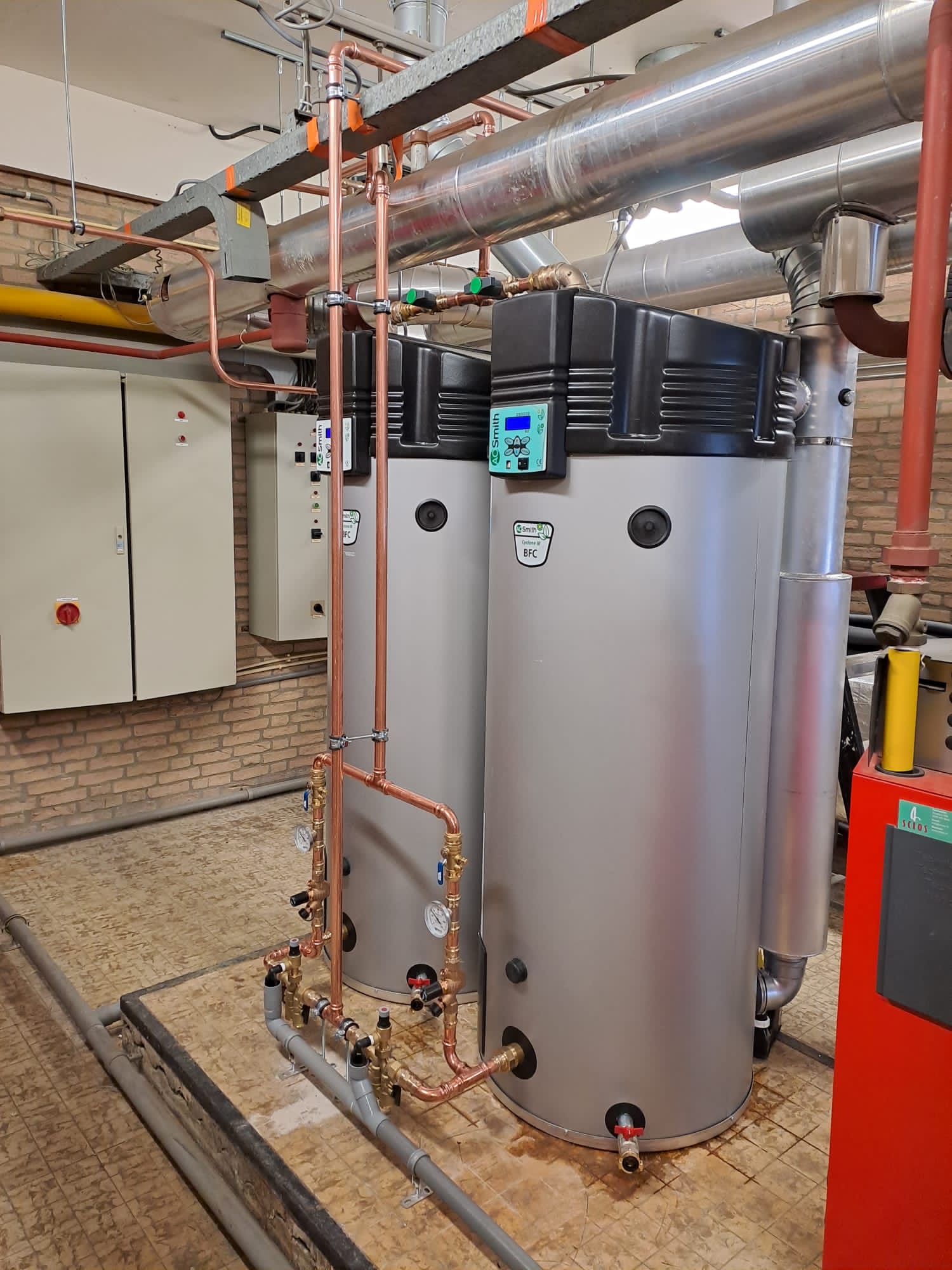 Twee A.O. Smith boilervaten met koperen leidingwerk in een ketelhuis